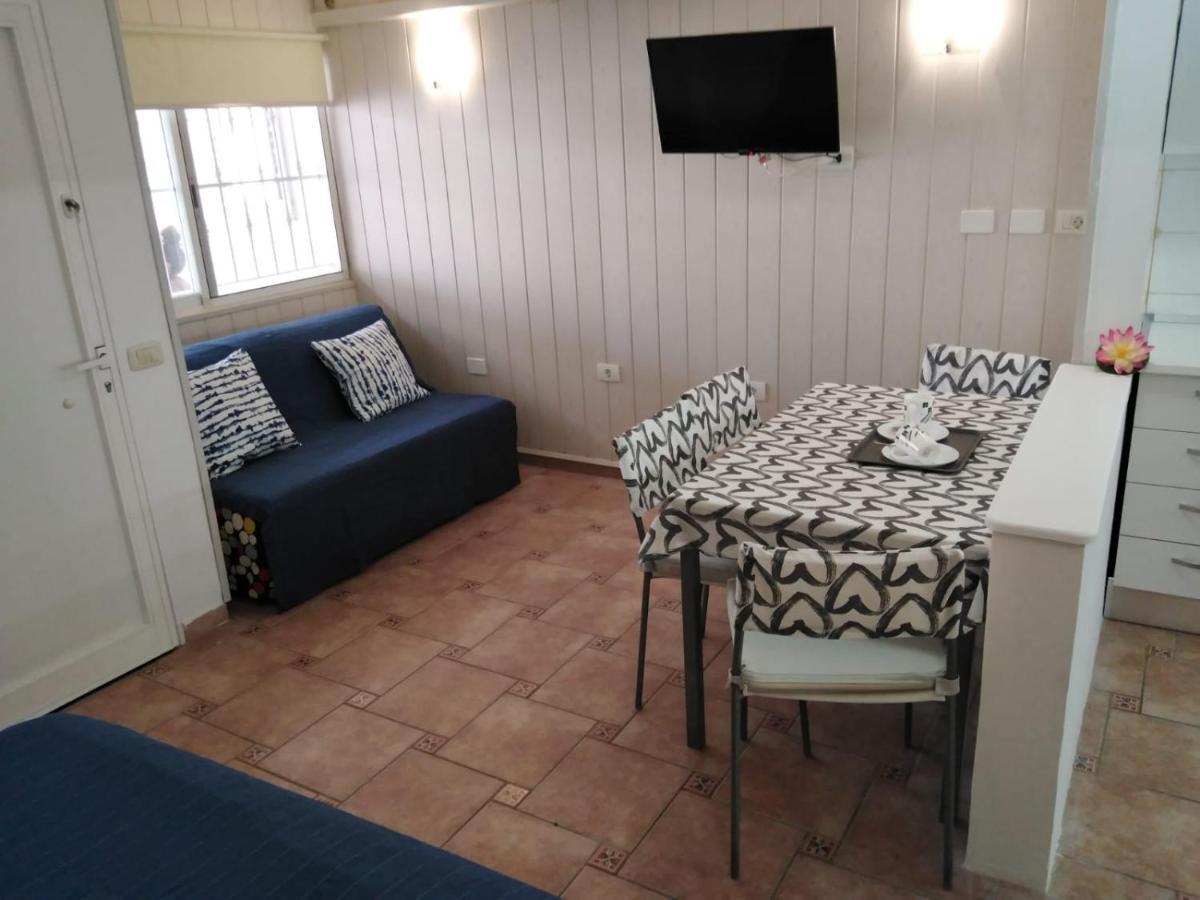 House Lilu - Luminoso Monolocale Apartman Arona  Kültér fotó
